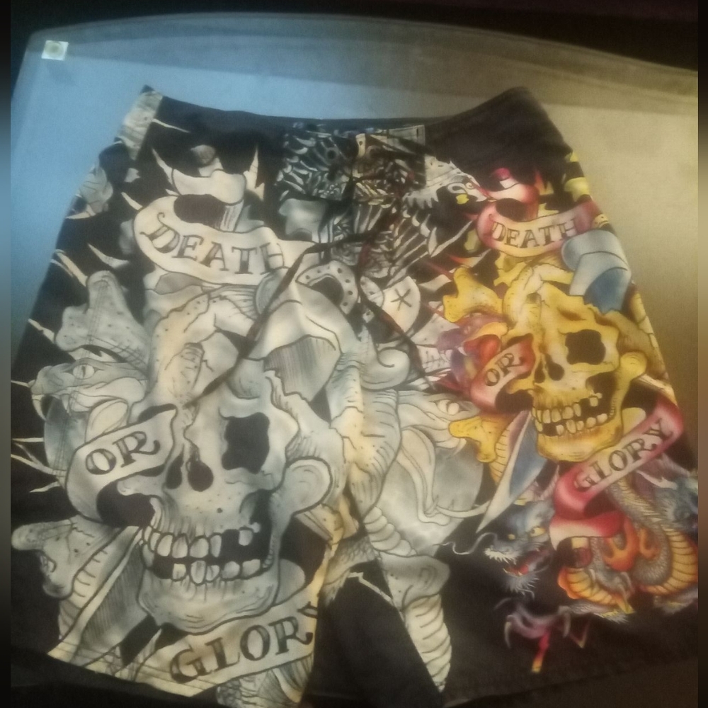 Ed hardy skulls board shorts size 38 mens nice graphics good condition y2k